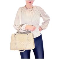 Frau mit handtasche judie taupe